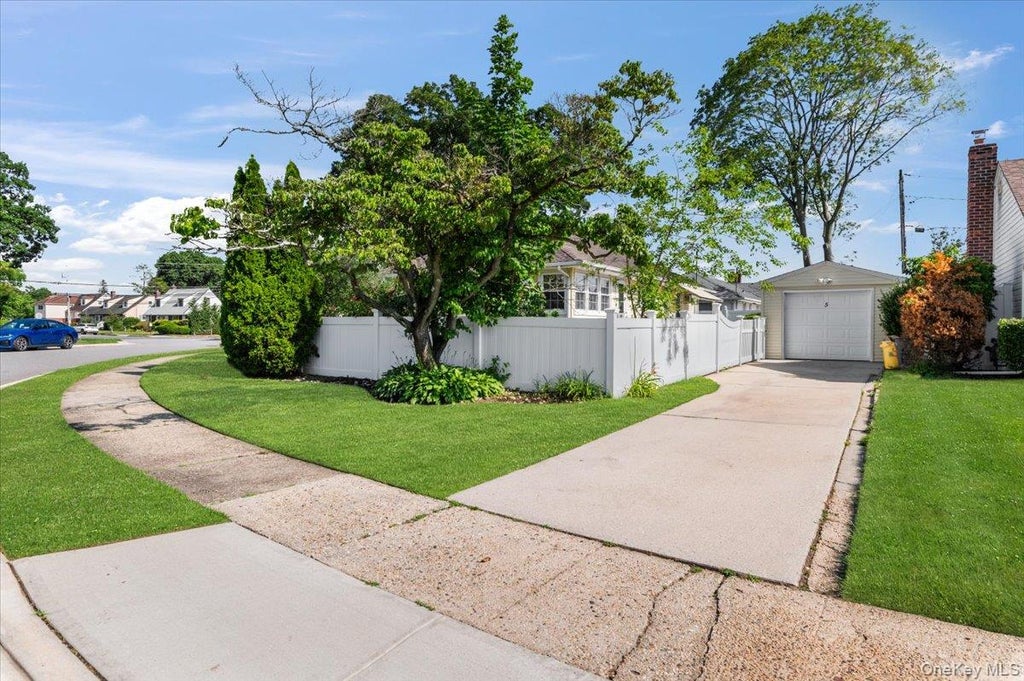 Photo of 5 Coronet Crescent, Bethpage, NY 11714 (MLS # 1011046)