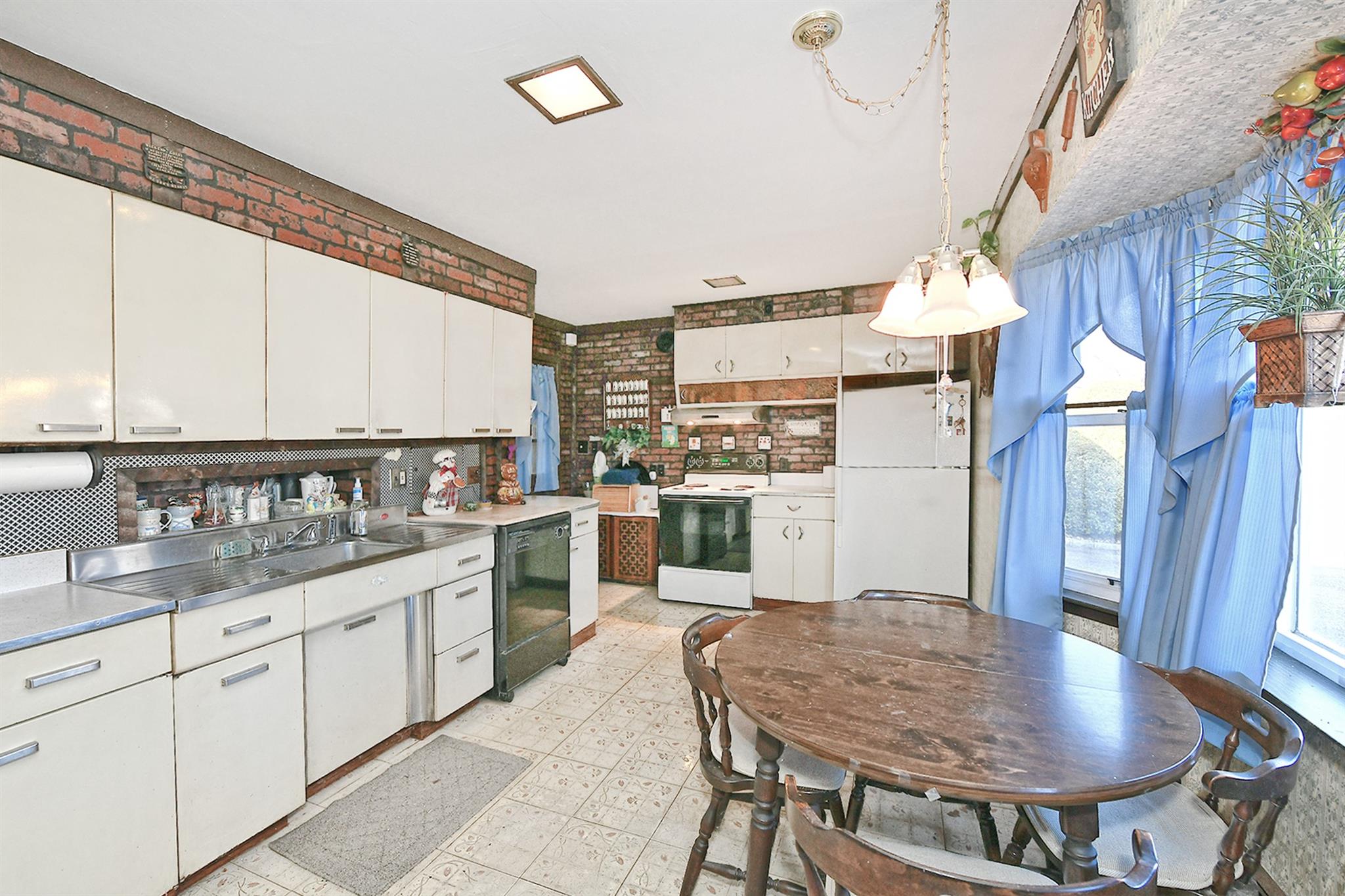 84 Knoll Lane, Levittown, New York image 9