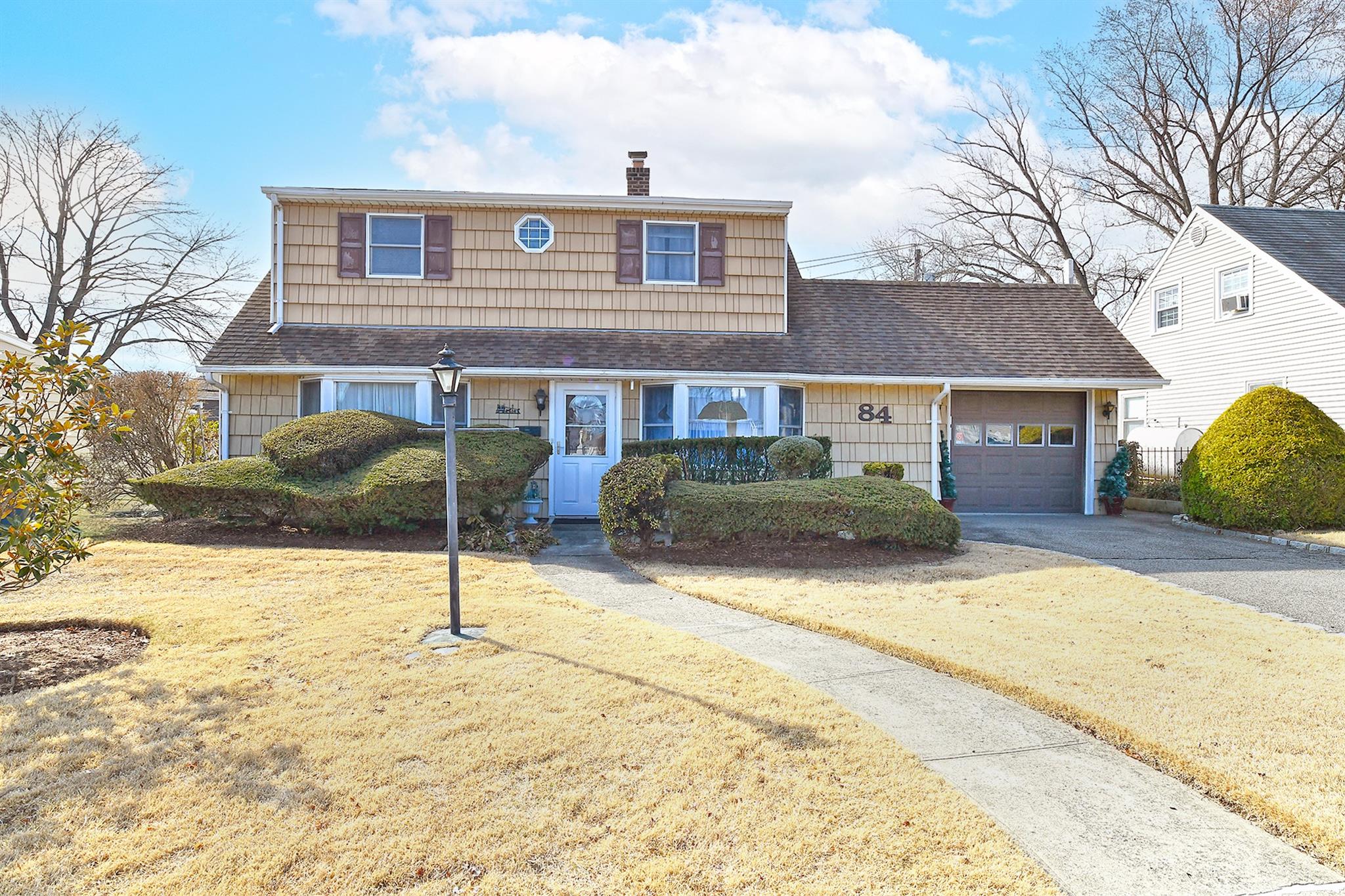 84 Knoll Lane, Levittown, New York image 2