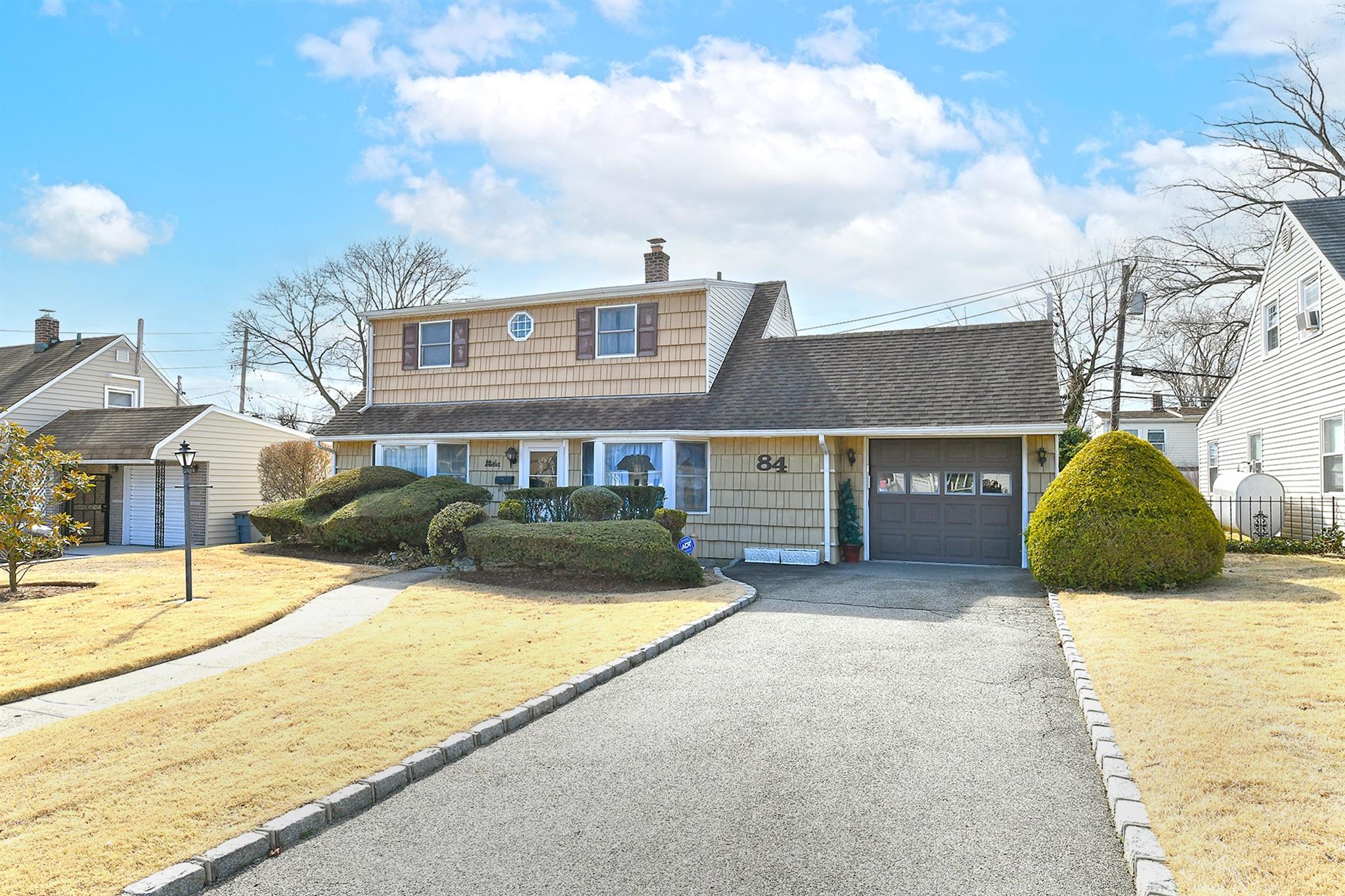 84 Knoll Lane, Levittown, New York image 3