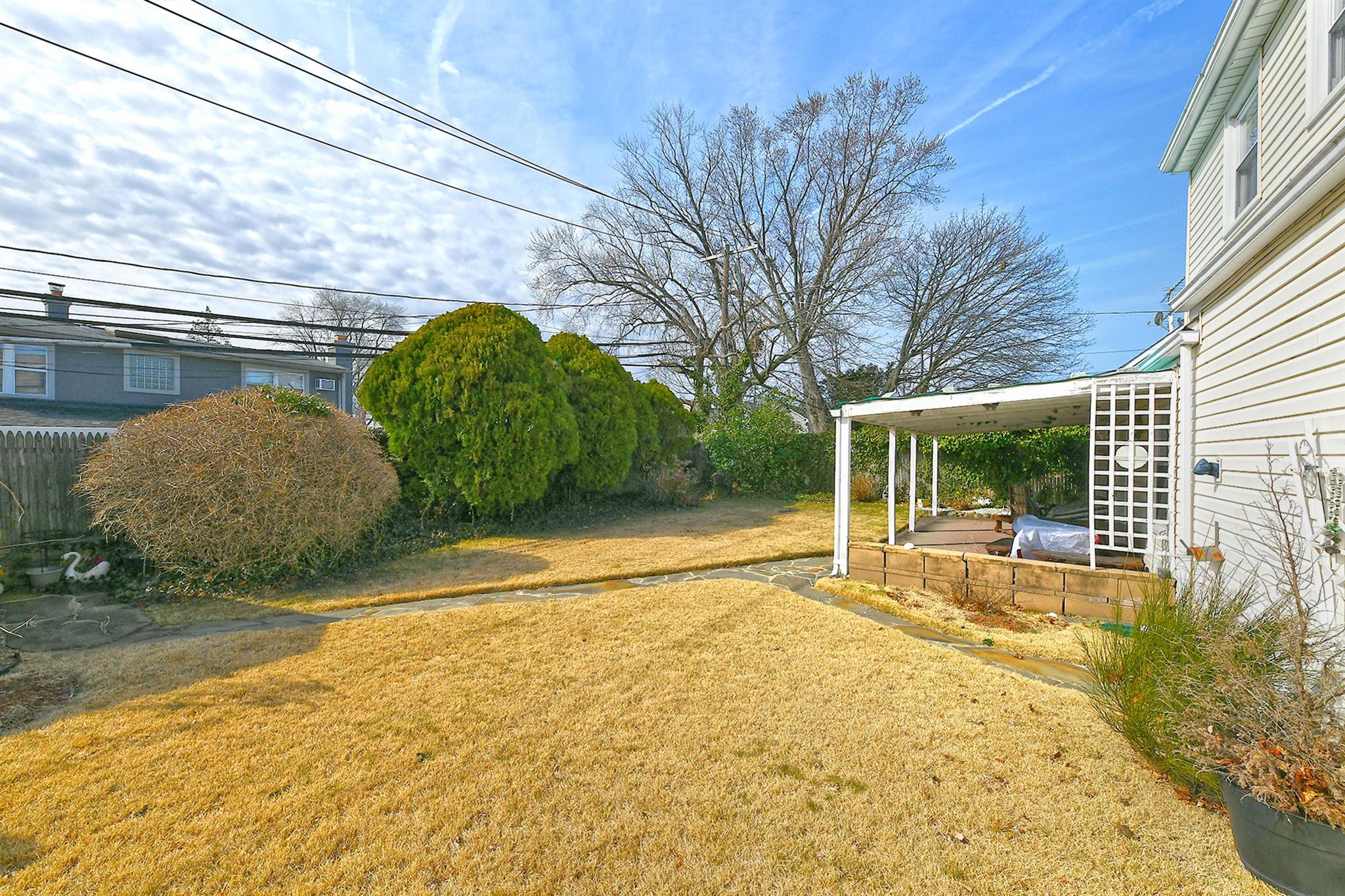 84 Knoll Lane, Levittown, New York image 22
