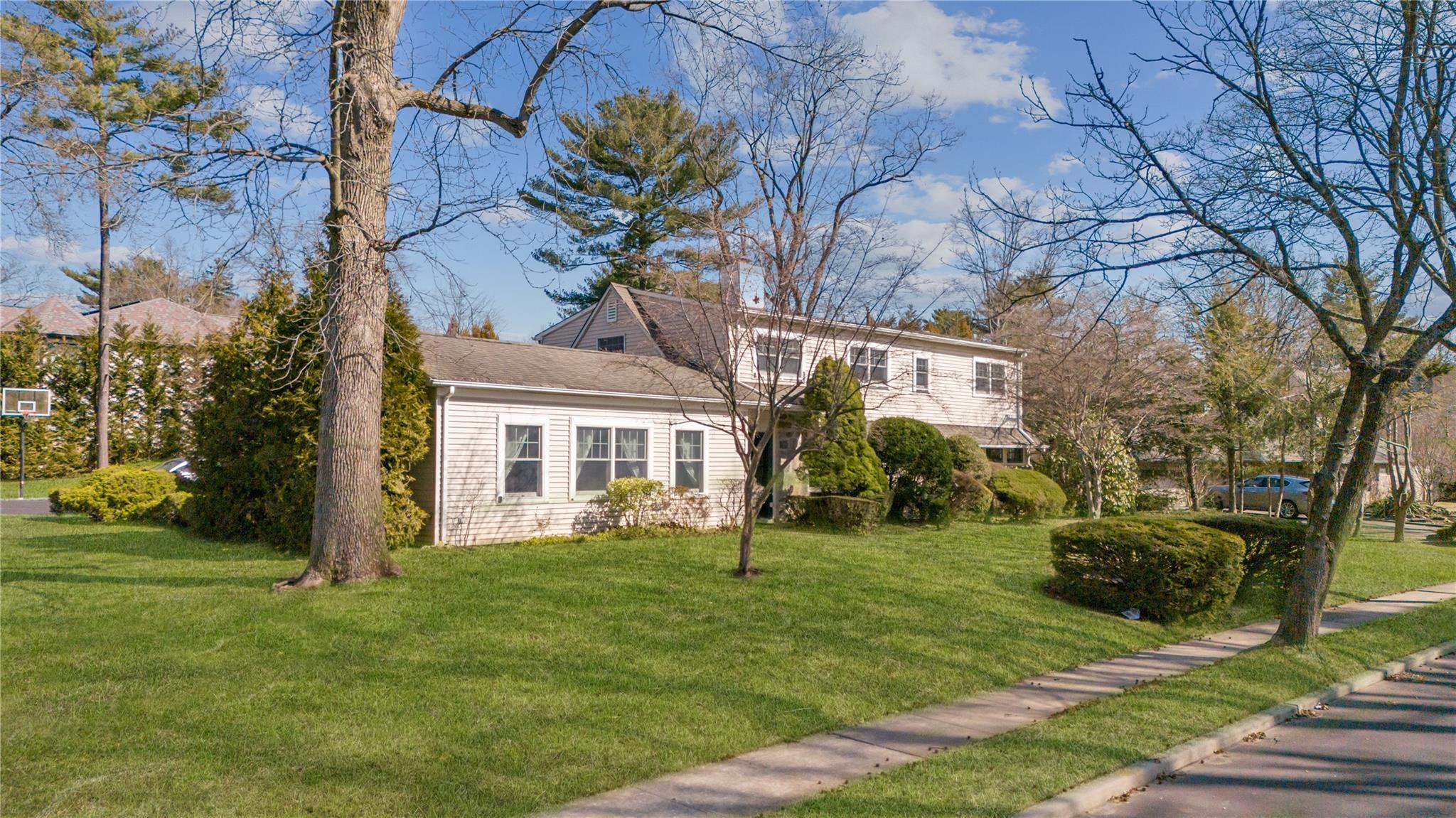19 Strawberry Lane, Roslyn Heights, New York image 3