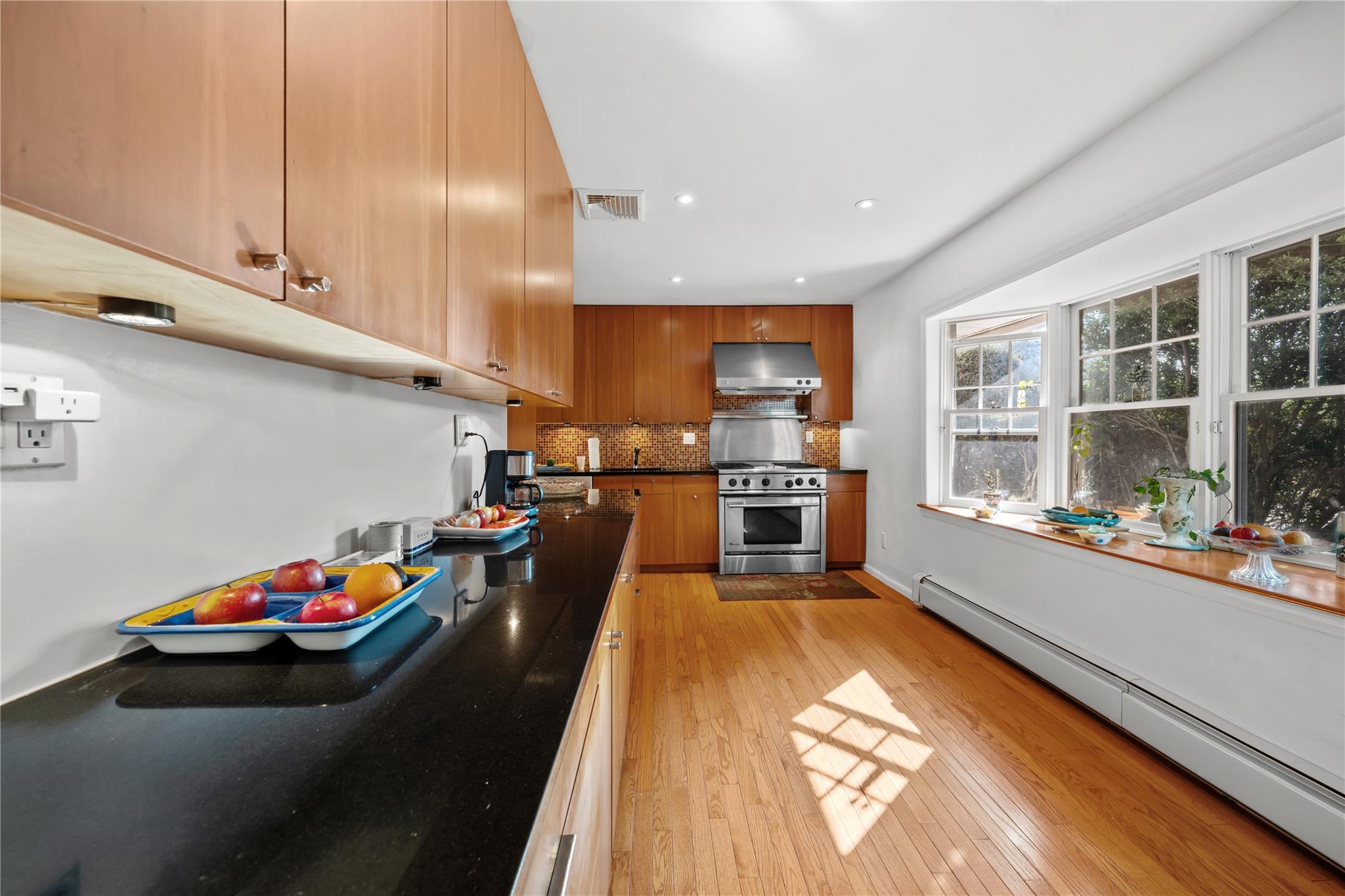 19 Strawberry Lane, Roslyn Heights, New York image 17