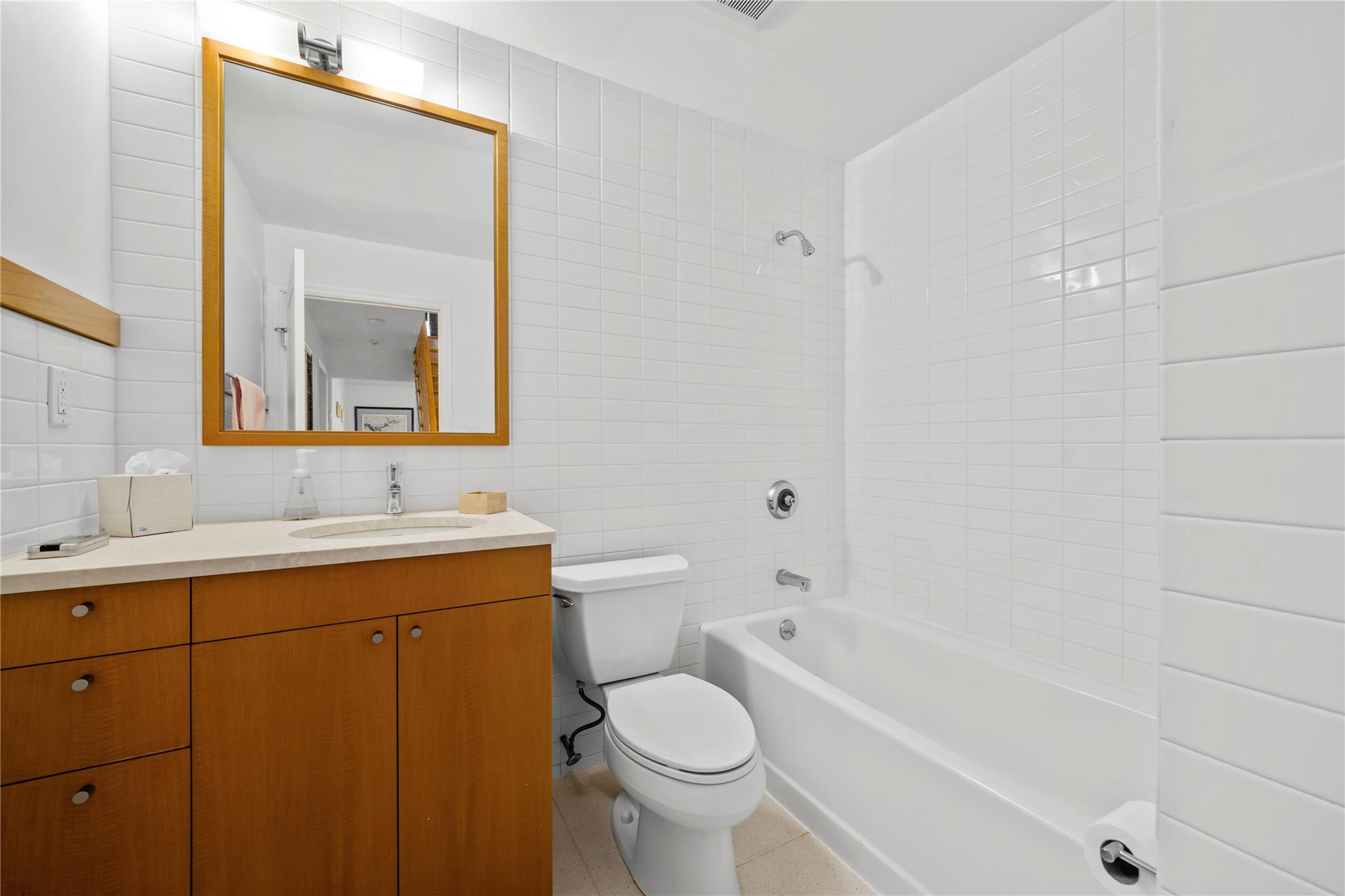 19 Strawberry Lane, Roslyn Heights, New York image 24