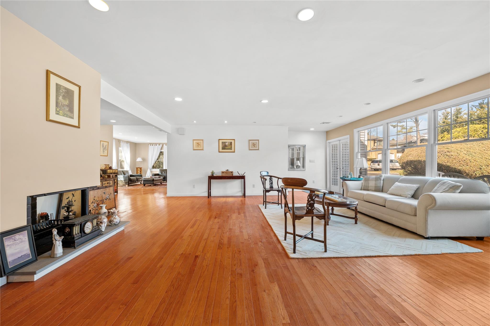 19 Strawberry Lane, Roslyn Heights, New York image 15