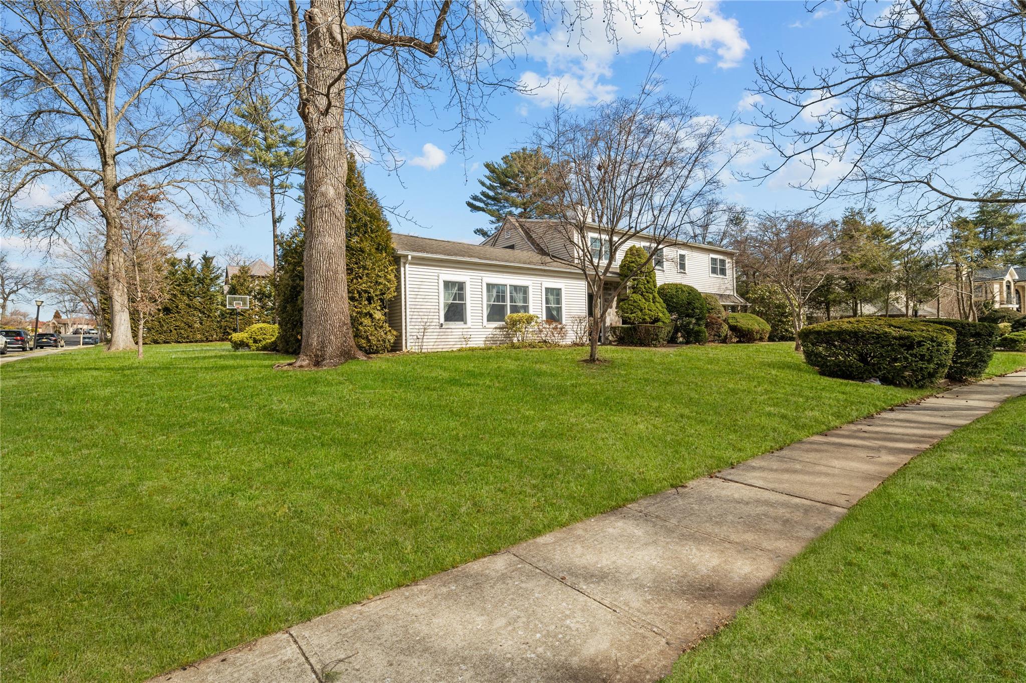 19 Strawberry Lane, Roslyn Heights, New York image 6