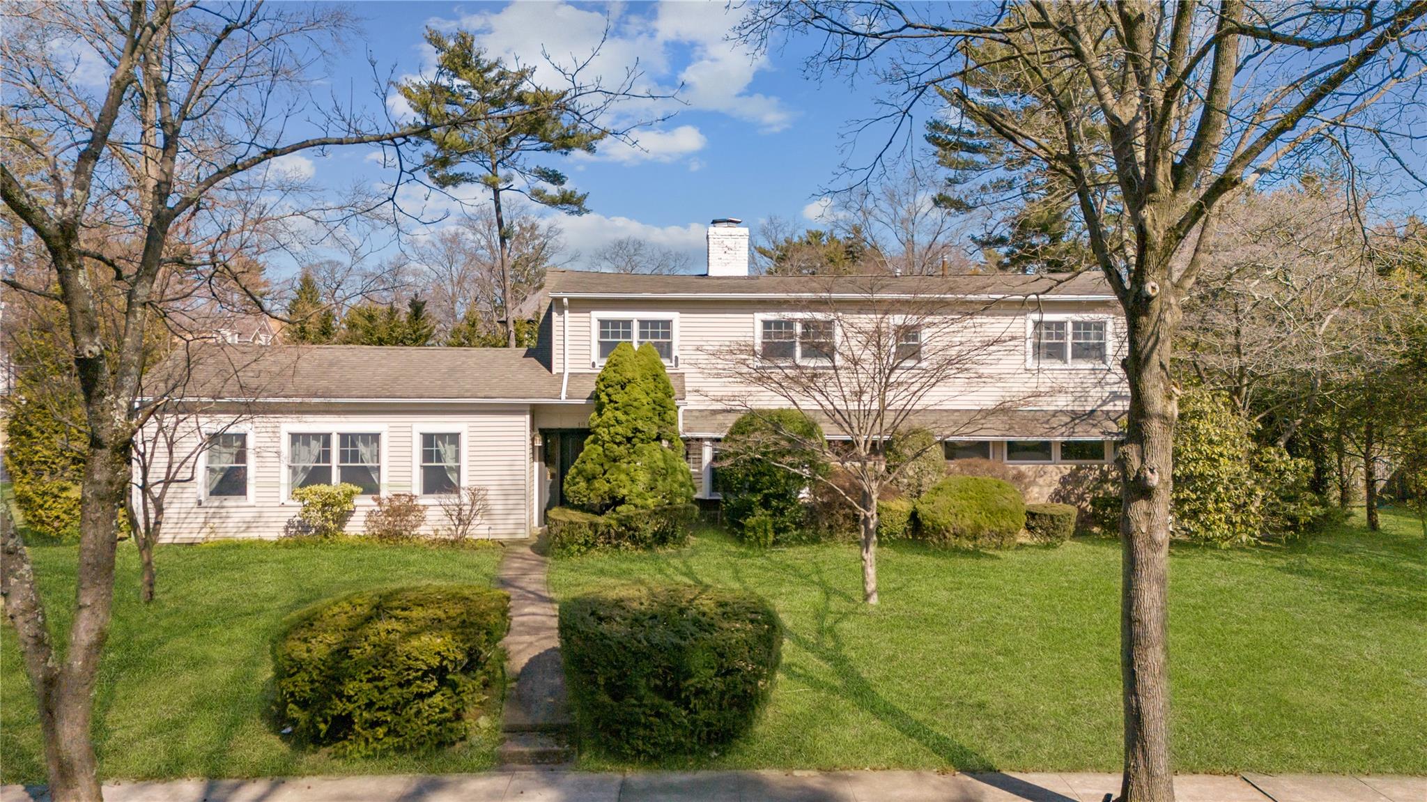 19 Strawberry Lane, Roslyn Heights, New York image 1