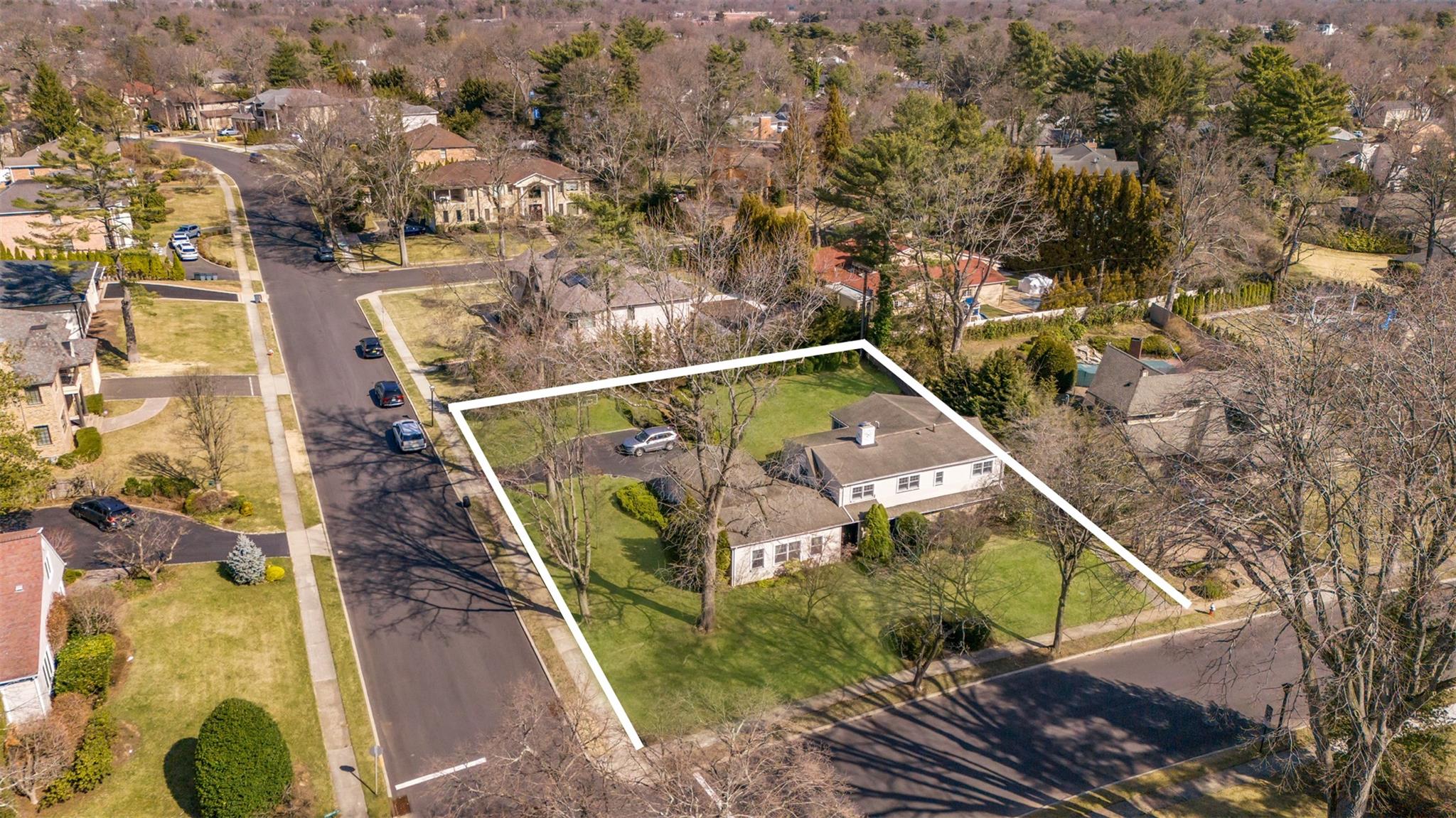 19 Strawberry Lane, Roslyn Heights, New York image 46