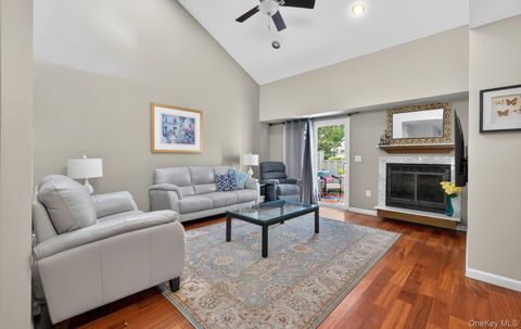 Condo For Sale - 86 Hidden Ponds Circle<br/> Suffolk County, Smithtown, NY 11787