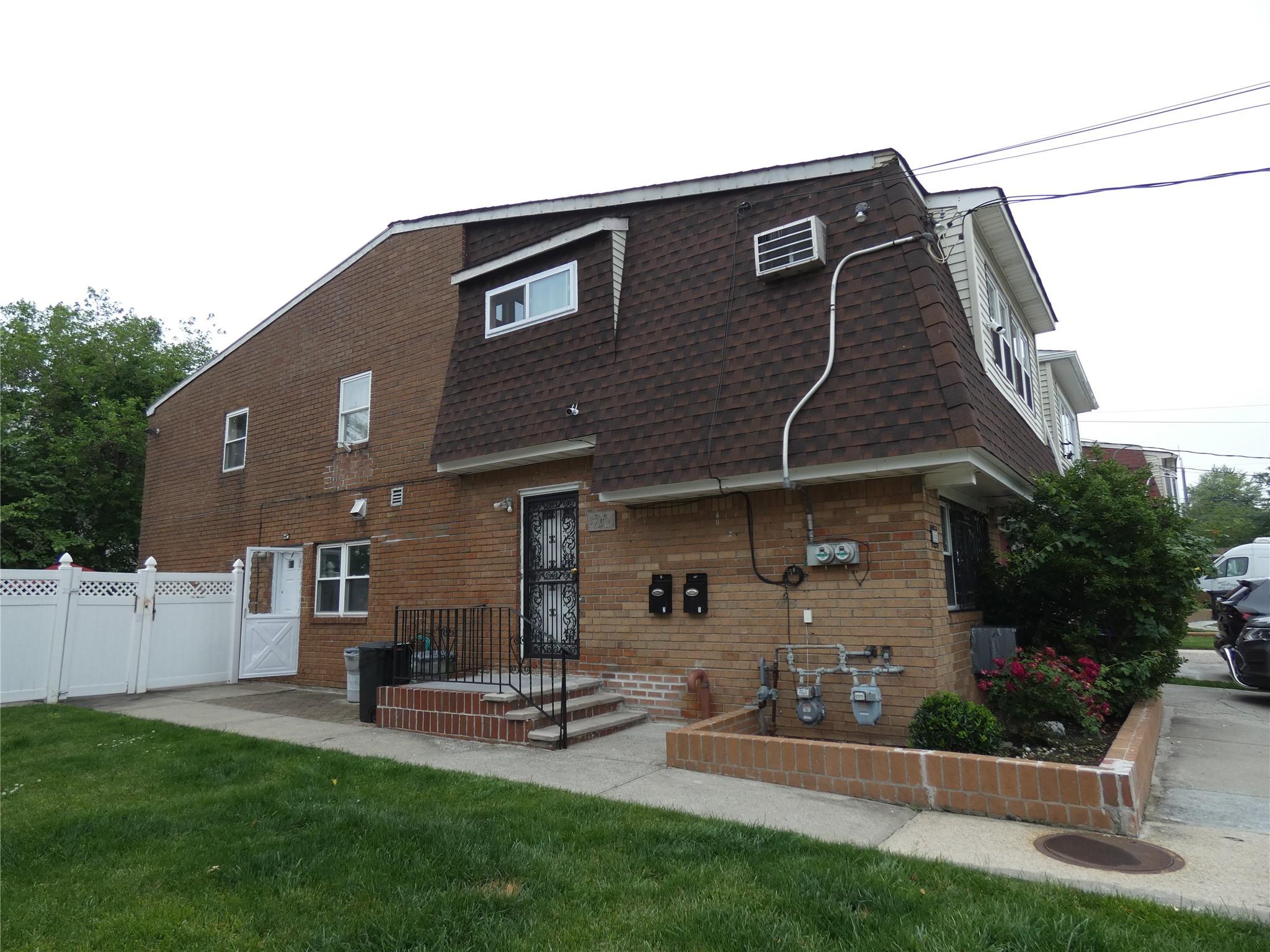 Property for Sale at 127 Street, College Point, Queens, NY - Bedrooms: 5 
Bathrooms: 4 
Rooms: 14  - $1,100,000