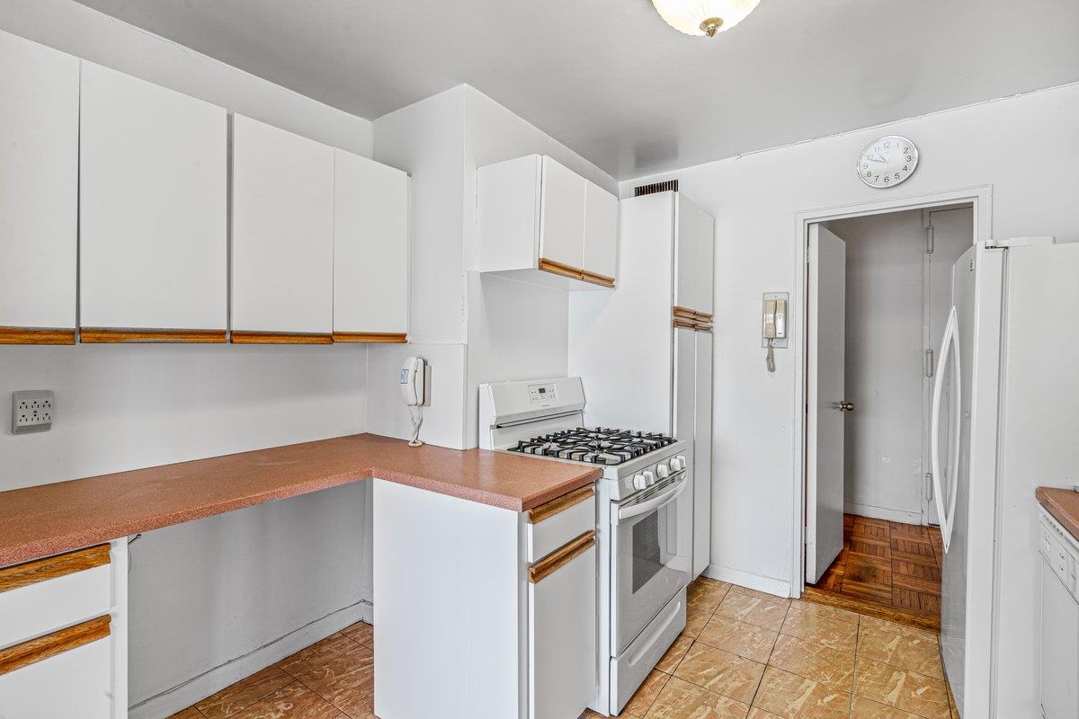 166-25 Powells Cove Boulevard #16M, Beechhurst, New York image 11