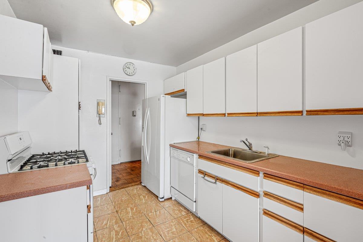 166-25 Powells Cove Boulevard #16M, Beechhurst, New York image 12