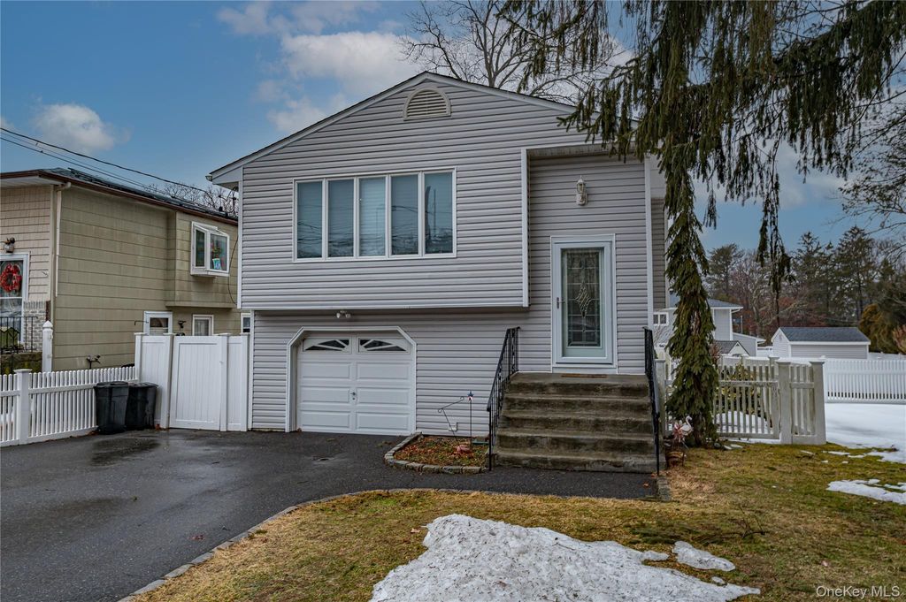 Photo of 345 Collington Drive, Ronkonkoma, NY 11779 (MLS # 963842)