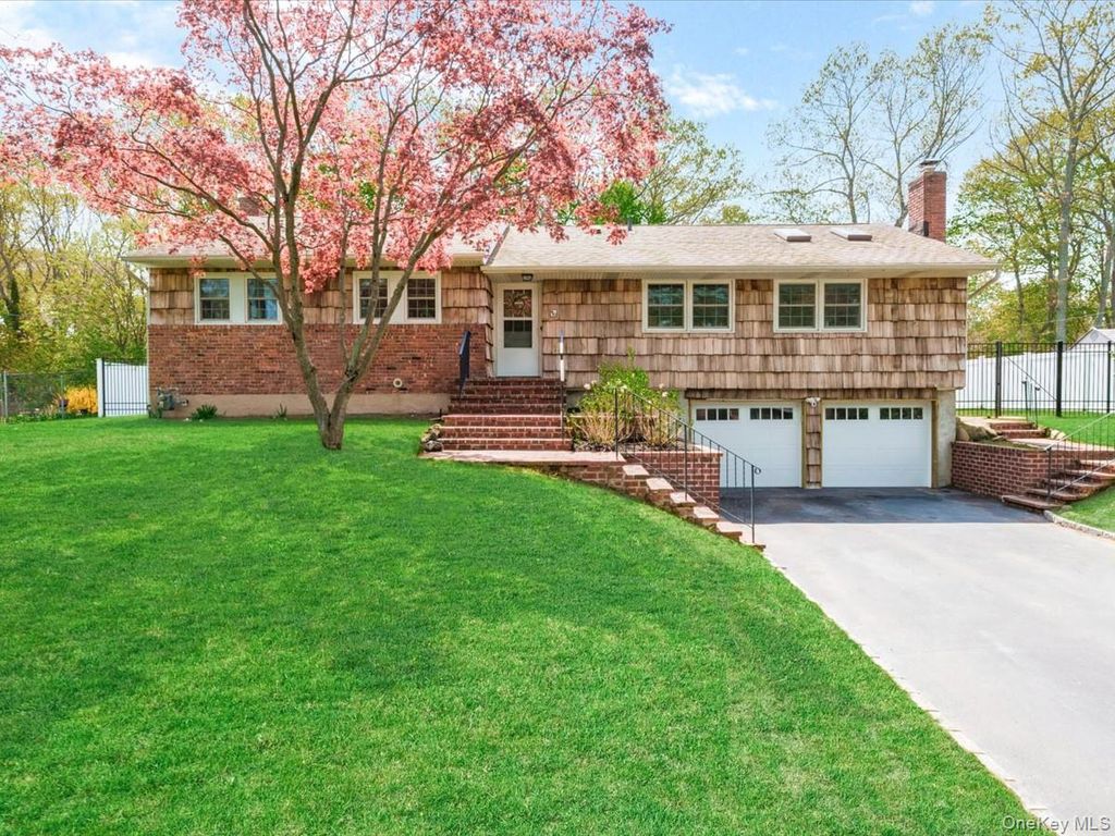 Photo of 42 Sunflower Drive, Hauppauge, NY 11788 (MLS # 992758)