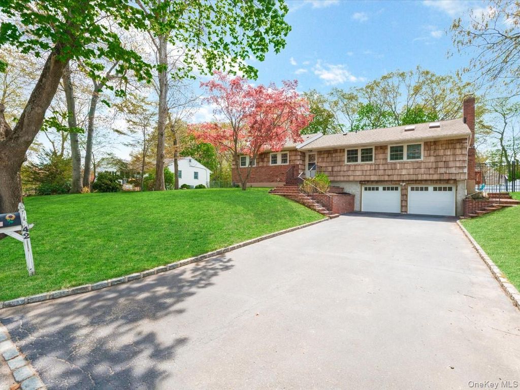 Photo of 42 Sunflower Drive, Hauppauge, NY 11788 (MLS # 992758)