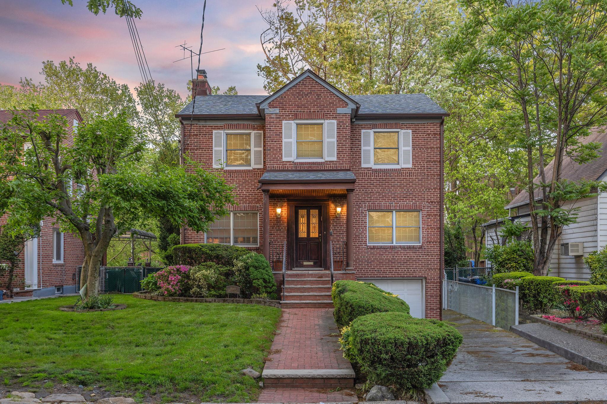 Dunton Street, Holliswood, Queens, NY - 5 Bedrooms  
4 Bathrooms  
15 Rooms - 