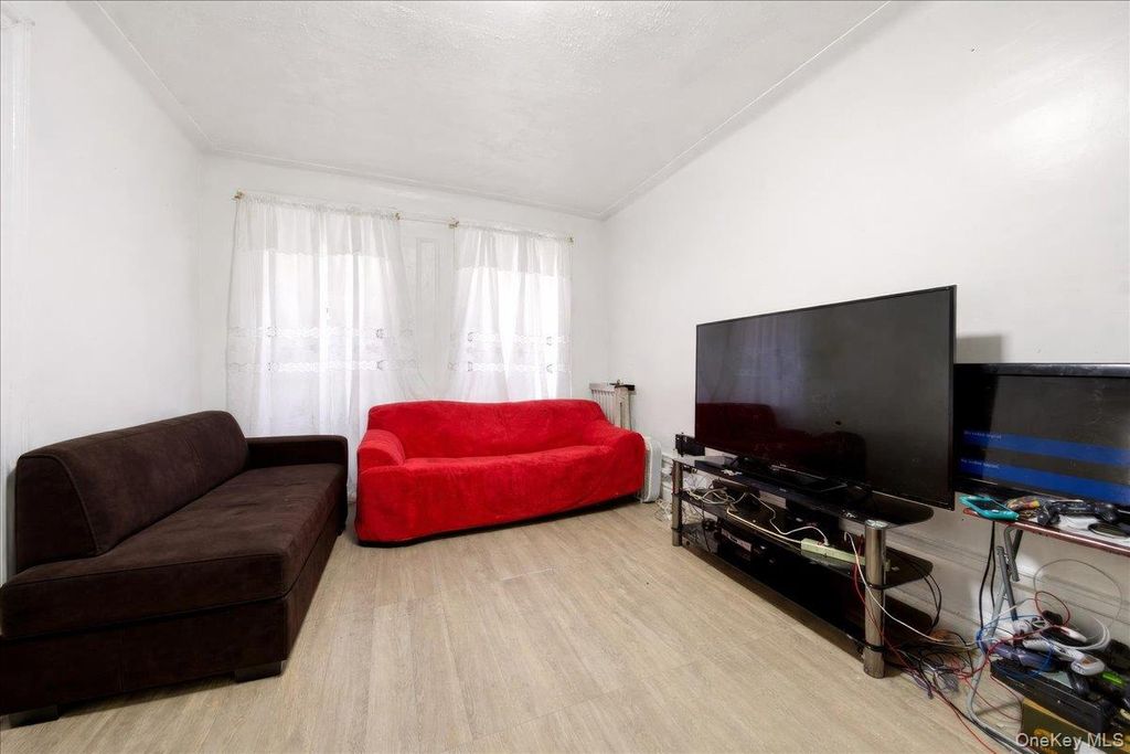 Photo of 1974 Lafontaine Avenue #2E, Bronx, NY 10457 (MLS # 977942)