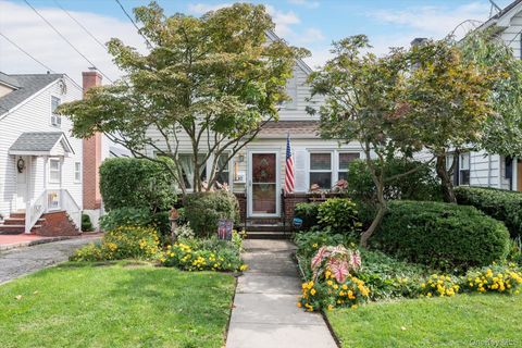 Photo of 492 Nassau Boulevard, Williston Park, NY 11596 (MLS # 915685)