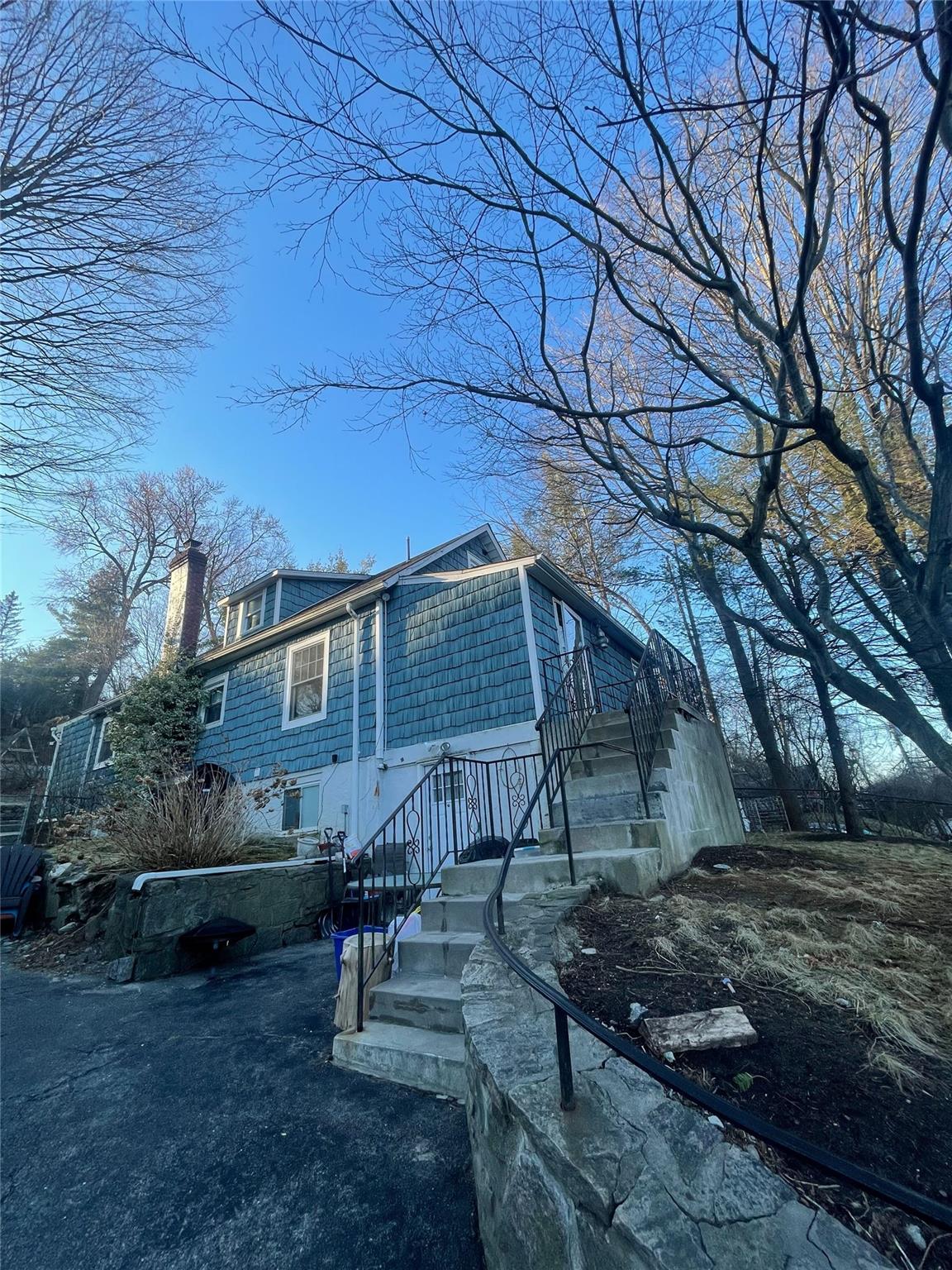 Rental Property at St St Main Floor, Thornwood, New York - Bedrooms: 2 
Bathrooms: 2 
Rooms: 5  - $3,900 MO.