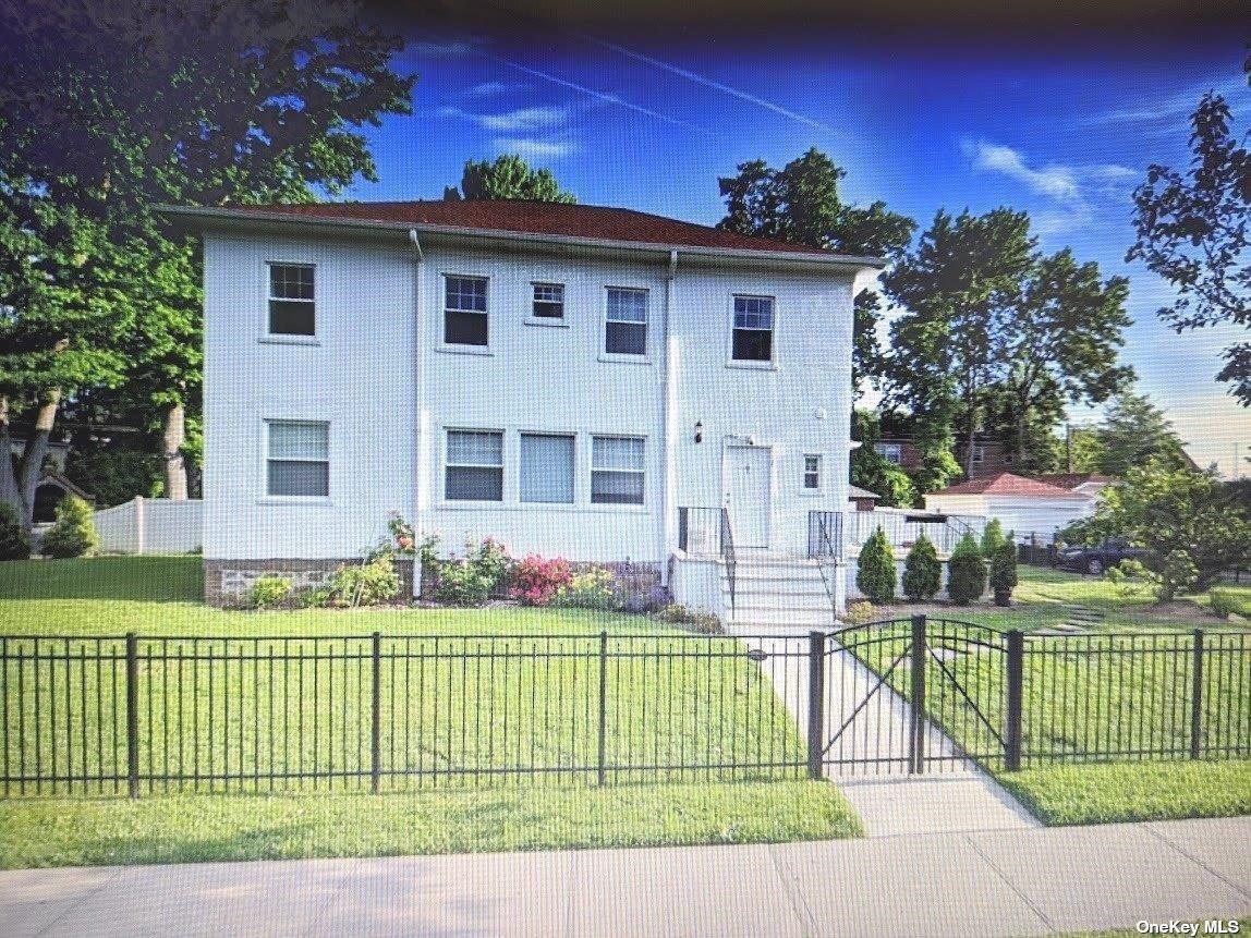 Webster Avenue, New Rochelle, New York - 2 Bedrooms  
2 Bathrooms  
4 Rooms - 