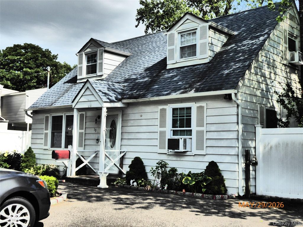 Photo of 19 3rd Street, Lindenhurst, NY 11757 (MLS # 1006560)