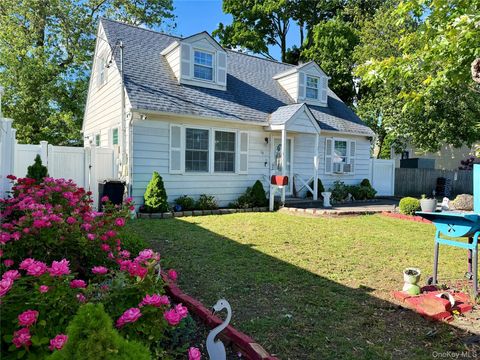 Homes For Sale - 19 3rd Street<br/> Suffolk County, Lindenhurst, NY 11757