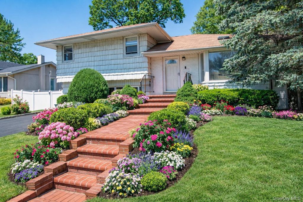 Photo of 36 Middle Lane, Jericho, NY 11753 (MLS # 954963)