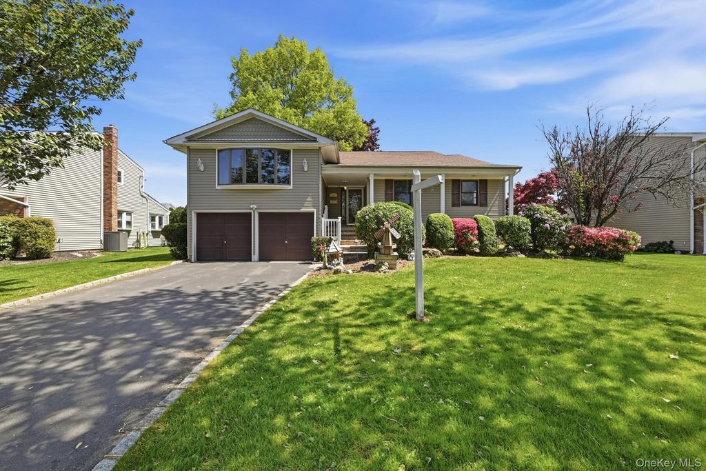 Photo of 30 Columbine Lane, Kings Park, NY 11754 (MLS # 1002073)