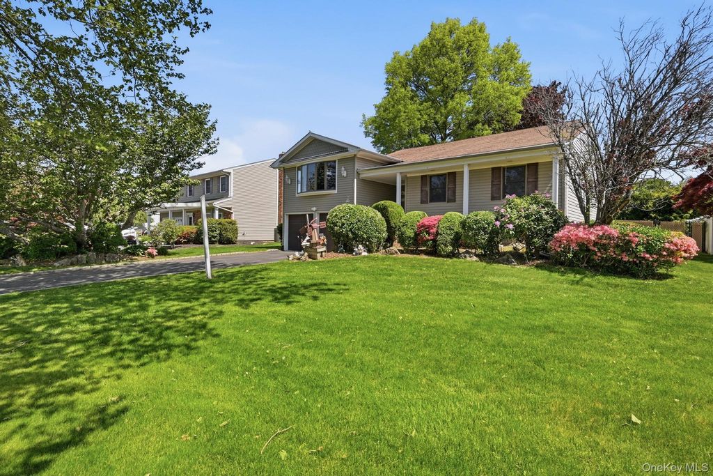Photo of 30 Columbine Lane, Kings Park, NY 11754 (MLS # 1002073)