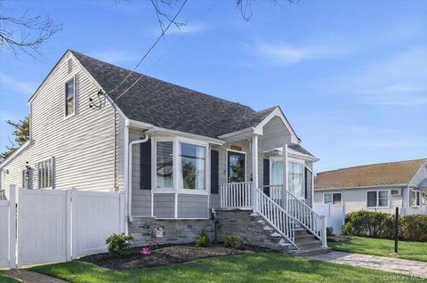 Photo of 815 S 4th Street, Lindenhurst, NY 11757 (MLS # 959929)