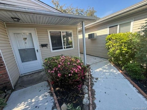Apartment For Rent - 1-72 Parkcenter Drive<br/> Deer Park, NY 11729