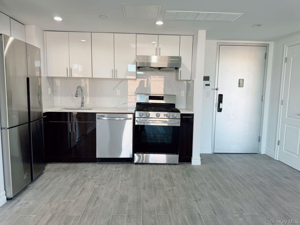 Photo of 65-18 Austin St St #7B, Rego Park, NY 11374 (MLS # 841237)