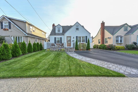Photo of 8 Garden Avenue, Carle Place, NY 11514 (MLS # 1027909)