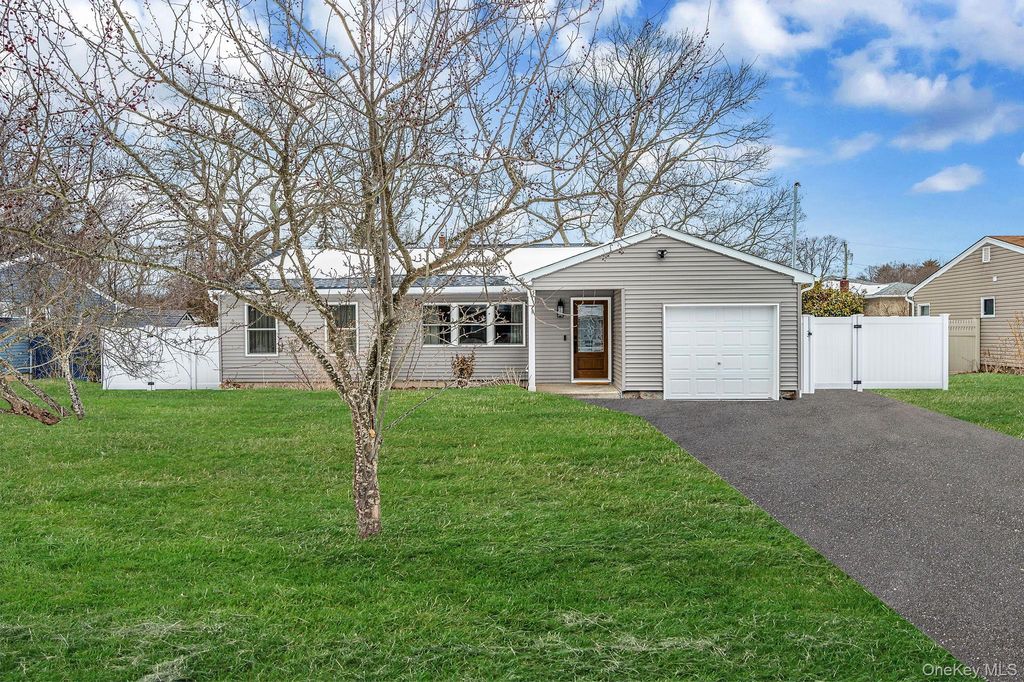 Photo of 33 Loughlin Drive, Shirley, NY 11967 (MLS # 961000)