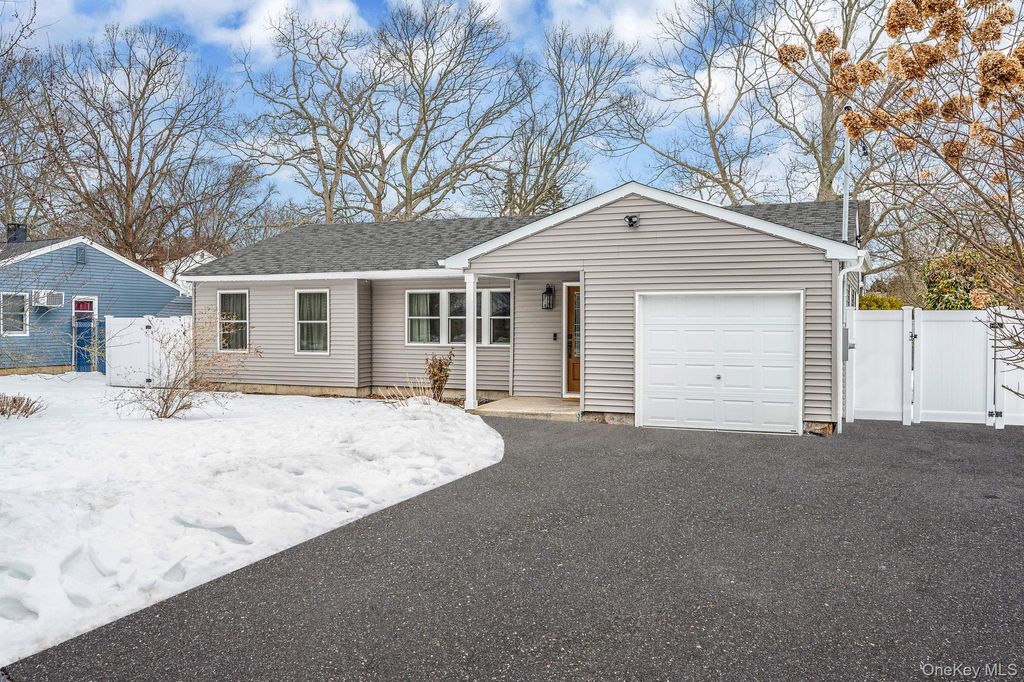 Photo of 33 Loughlin Drive, Shirley, NY 11967 (MLS # 961000)