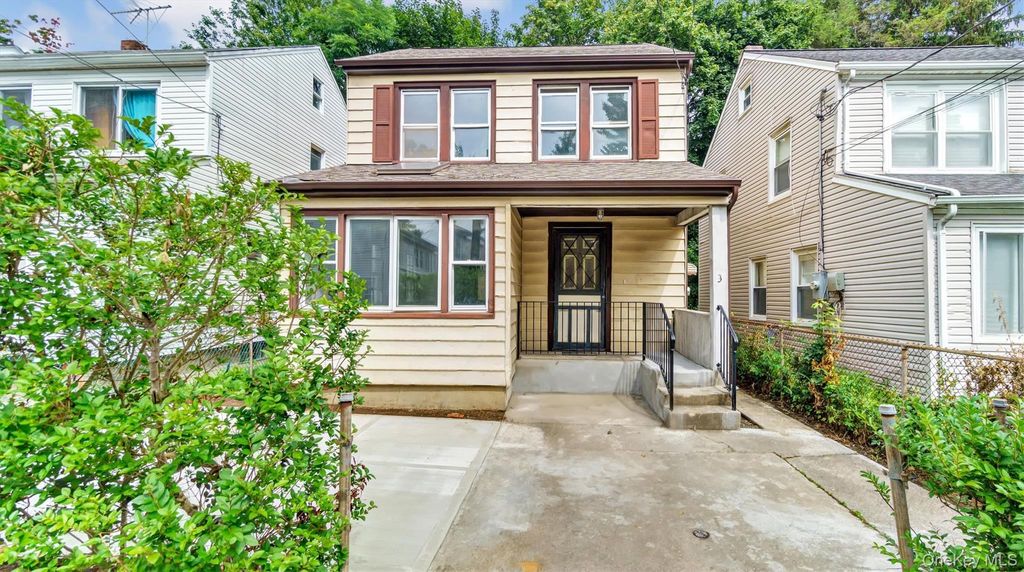 Photo of 3 Walnut Place, Great Neck, NY 11021 (MLS # 977379)