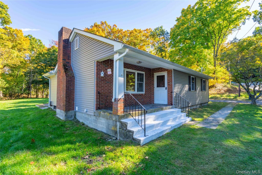 Photo of 53 Mountain Road, Cornwall On Hudson, NY 12520 (MLS # 1063491)