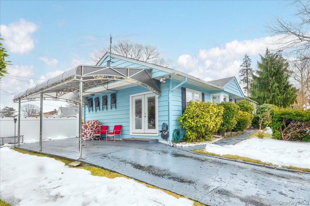 Photo of 1662 Greenway Boulevard, North Valley Stream, NY 11580 (MLS # 964017)