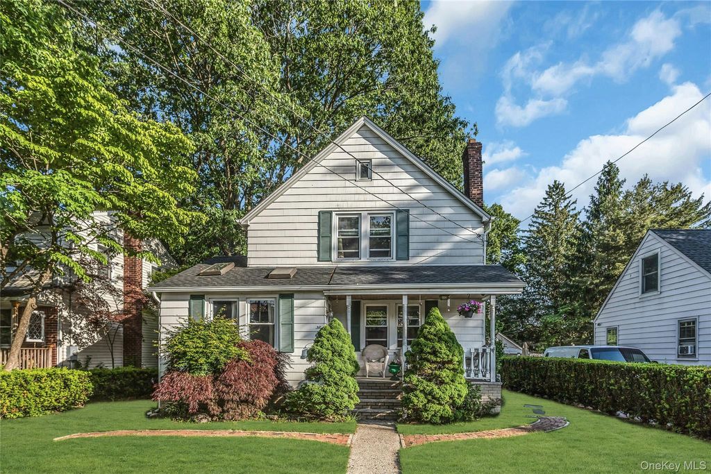 Photo of 38 Macgregor Avenue, Roslyn Heights, NY 11577 (MLS # 1006572)