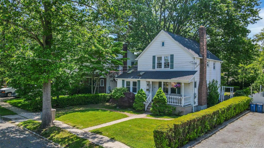 Photo of 38 Macgregor Avenue, Roslyn Heights, NY 11577 (MLS # 1006572)