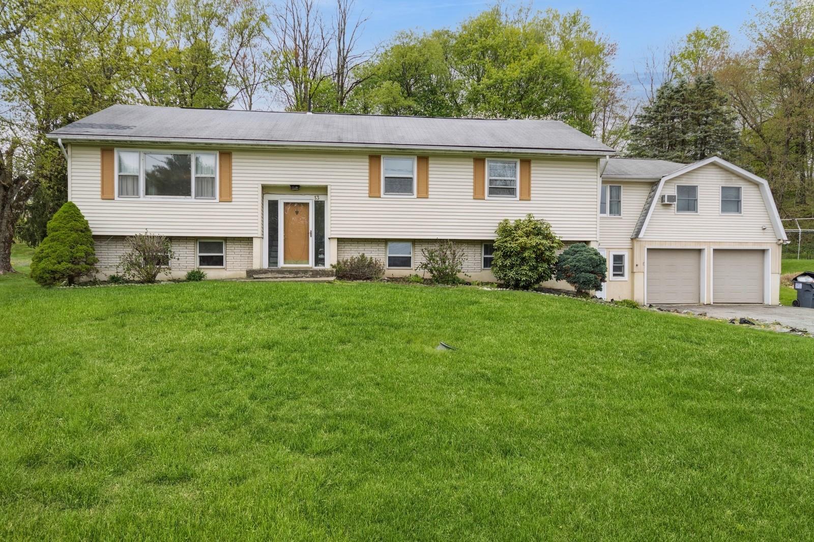 Berry Road, Marlboro, New York - 4 Bedrooms  
5 Bathrooms  
12 Rooms - 
