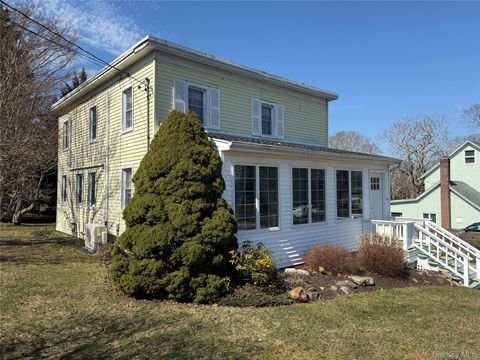 Photo of 1415 4th Street, New Suffolk, NY 11956 (MLS # 985866)
