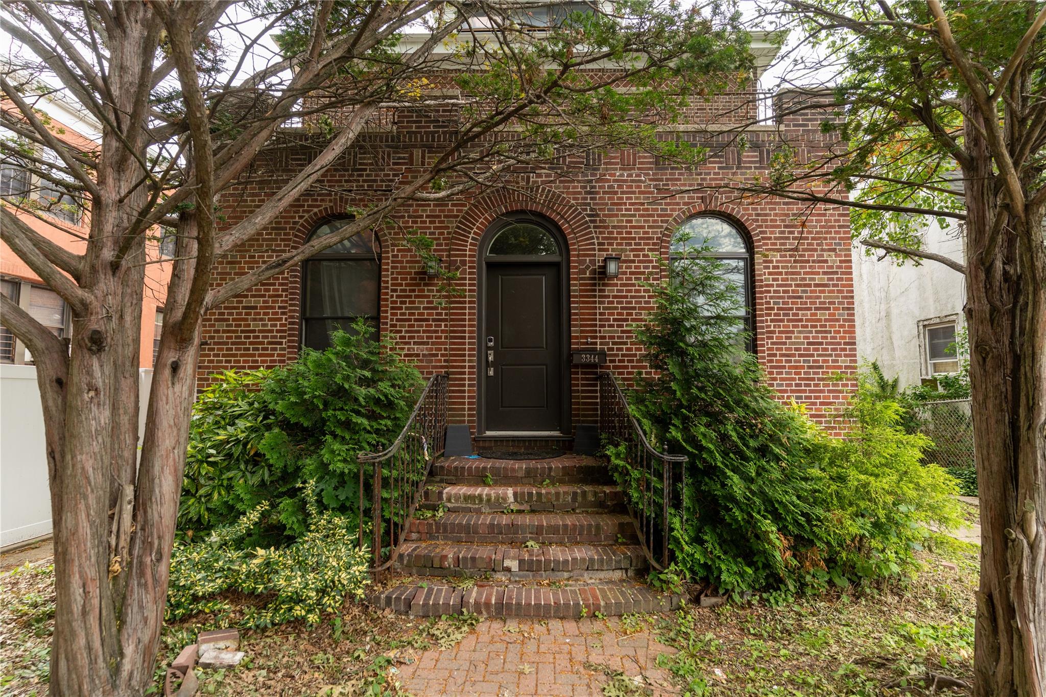Giles Place, Bronx, New York - 4 Bedrooms  
5 Bathrooms  
10 Rooms - 