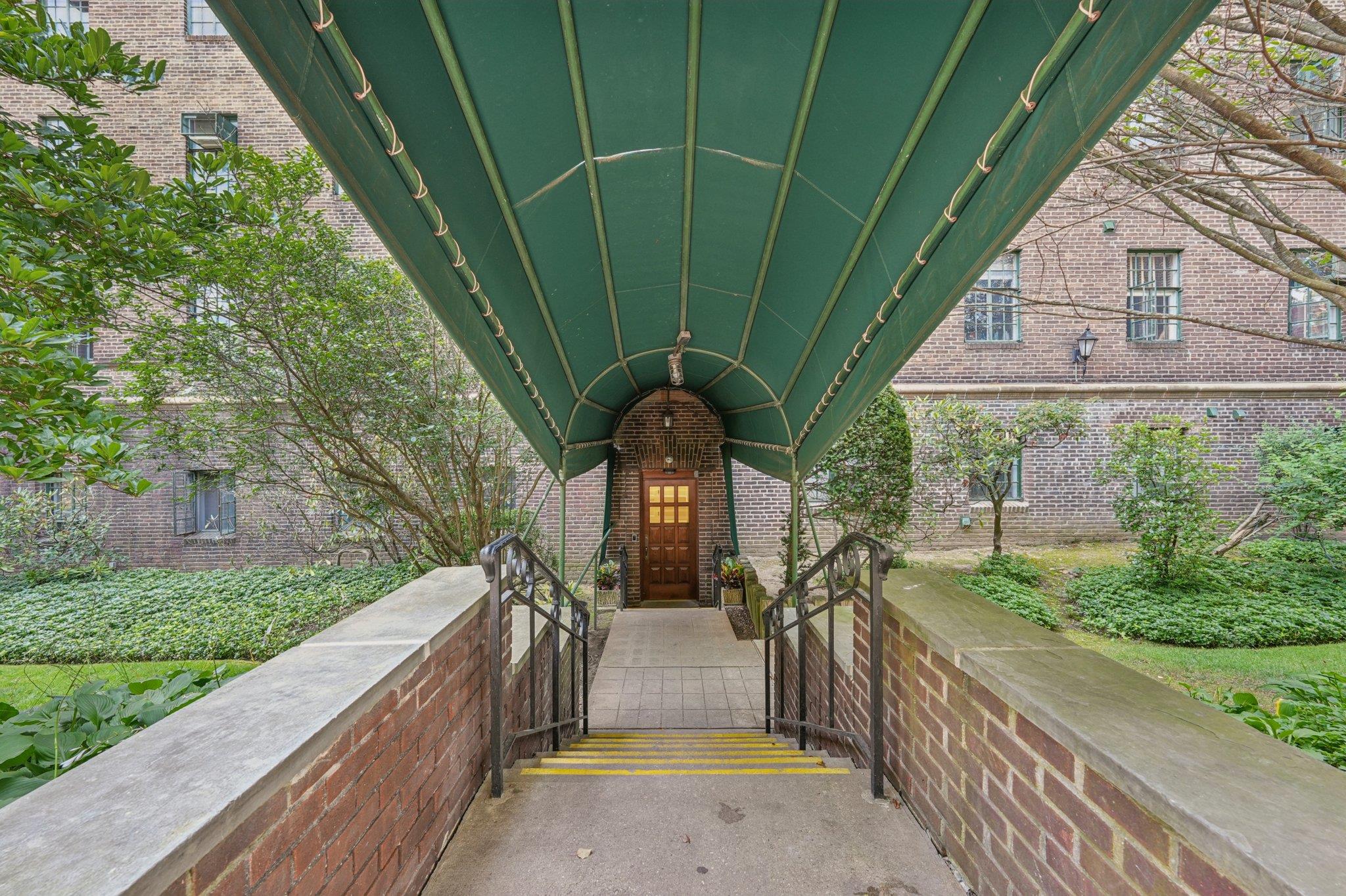 160 Middle Neck Road 2 C