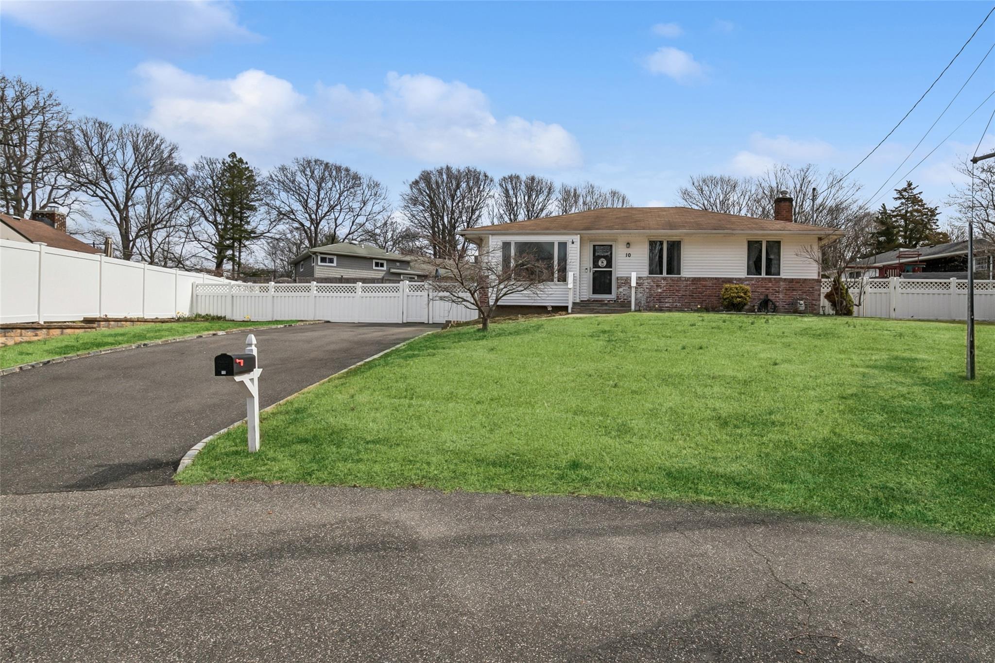 10 Bass Court, Huntington, Florida image 3