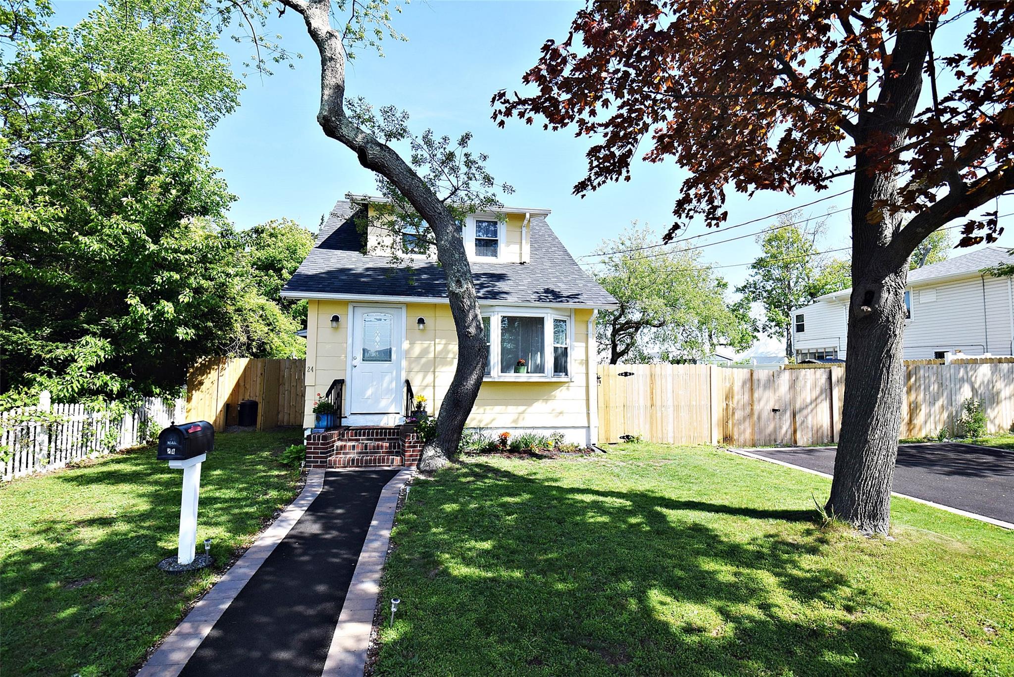 24 Brook Street, Lindenhurst, New York image 1