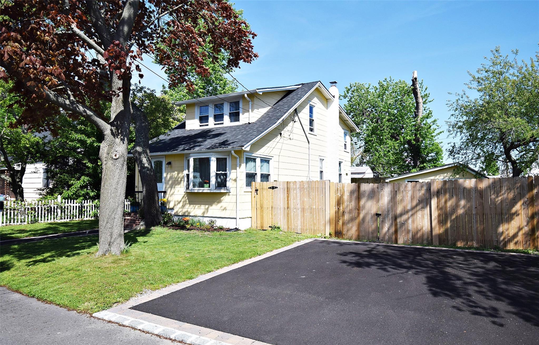 24 Brook Street, Lindenhurst, New York image 2