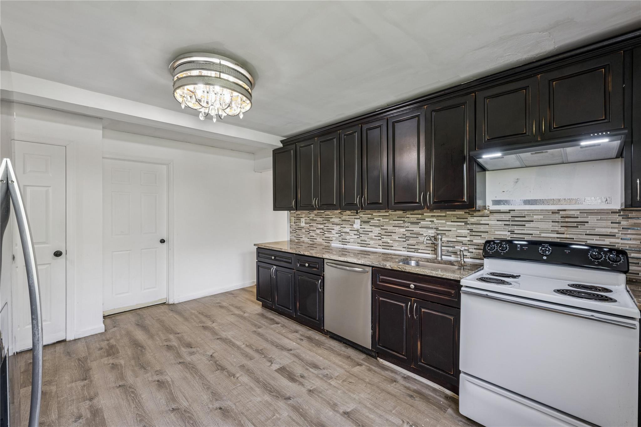 54 Oakdale Avenue, Selden, New York image 9