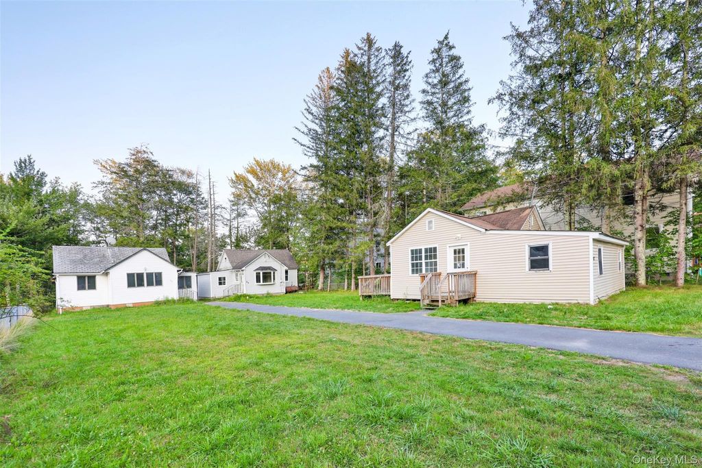 Photo of 26 Edgewood Place, South Fallsburg, NY 12779 (MLS # 999846)
