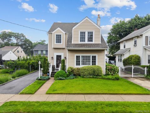 Photo of 206 Brower Avenue, Rockville Centre, NY 11570 (MLS # 909432)